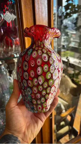 Foto de um(a) Antigo Legítimo Vaso Murano Italiano Vermelho Millefiori (Usado), da categoria de Vasos. ~ Millefiori ~ Murano italiano, significa “mil flores” Belíssimo vaso artístico, ricamente feito à mão por mestres... Mostrado de uma perspectiva diferente. Vendido no marketplace Trésors.