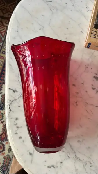Foto de um(a) Antigo Vaso Jarro Art Deco Murano Italiano Vermelho Rubi, da categoria de Vasos. Antigo e belíssimo vaso artístico de Murano vermelho, meio alaranjando na parte interna, linda combinação de cores. Ótimo... Mostrado de uma perspectiva diferente. Vendido no marketplace Trésors.