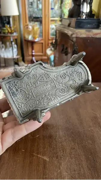 Foto de um(a) Antiga Caixa Joias Piano Metal Prateado Prata Art Nouveau, da categoria de Porta-Jóias. Caixa linda e especial, para quem gosta de peças exclusivas. Antiga e rara caixa decorativa porta joias em metal prateado.... Mostrado de uma perspectiva diferente. Vendido no marketplace Trésors.