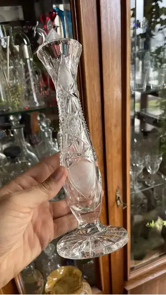 Foto de um(a) Antigo Vaso Solitário Solifleur Cristal Tcheco Bohemia Glass, da categoria de Vasos. ~ Bohemia Glass ~Antigo vasinho solitário solifleur artístico em cristal tcheco translúcido, com lindo brilho natural e... Mostrado de uma perspectiva diferente. Vendido no marketplace Trésors.