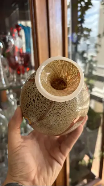 Foto de um(a) Antigo Pequeno Vaso Em Murano Italiano Millefiori Art Deco, da categoria de Vasos. Antigo e especial vasinho decorativo em Murano italiano tons de terracota, técnica texturizada de trabalho manual com flores... Mostrado de uma perspectiva diferente. Vendido no marketplace Trésors.