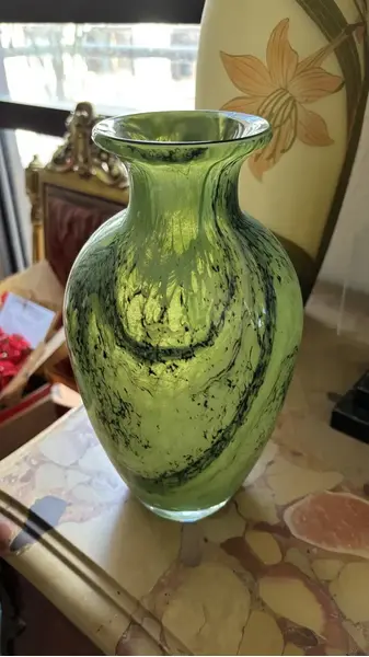 Foto de um(a) Antigo Vaso Jarro Art Deco Em Murano Verde George Davidson, da categoria de Vasos. ~ George Davidson Glass ~Antigo e belíssimo vaso artístico em Murano, feito à mão. Técnica de trabalho marmorizado. Art... Mostrado de uma perspectiva diferente. Vendido no marketplace Trésors.
