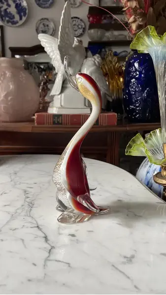 Foto de um(a) Antiga Escultura De Pato Murano Italiano Archimede Seguso, da categoria de Escultura. Antiga e belíssima escultura de pato em Murano italiano feito à mão, com pó de prata em sua composição. Design Archimede... Mostrado de uma perspectiva diferente. Vendido no marketplace Trésors.
