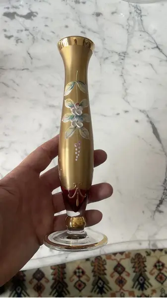 Foto de um(a) Antigo Vaso Solifleur Solitário Em Murano Veneziano Vermelho, da categoria de Vasos. ~ Venetian Glass ~Antigo solifleur artístico em cristal veneziano cor vermelho rubi, peça toda trabalhada à mão, decoração... Mostrado de uma perspectiva diferente. Vendido no marketplace Trésors.