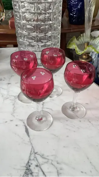 Foto de um(a) Antigo Conjunto Quatro Taças Copos Cristal Francês Vermelho, da categoria de Copos e taças. Antigo e preciso conjunto com quatro taças em cristal francês doublé vermelho rubi. Lapidação chique, discreta e muito... Mostrado de uma perspectiva diferente. Vendido no marketplace Trésors.