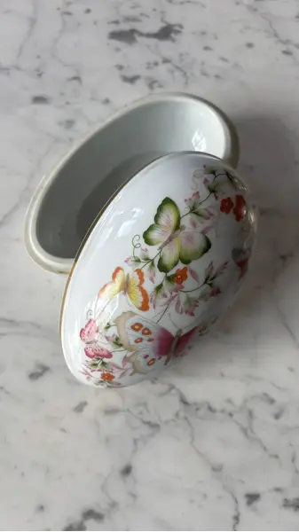 Foto de um(a) Antiga Caixa Decorativa Ovo Porcelana Espanhola Borboleta, da categoria de Porta-Jóias. Antiga e belíssima caixa decorativa porta joias em porcelana espanhola de Madrid. Belíssima decoração floral com borboletas... Mostrado de uma perspectiva diferente. Vendido no marketplace Trésors.