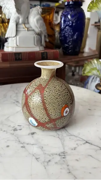 Foto de um(a) Antigo Pequeno Vaso Em Murano Italiano Millefiori Art Deco, da categoria de Vasos. Antigo e especial vasinho decorativo em Murano italiano tons de terracota, técnica texturizada de trabalho manual com flores... Mostrado de uma perspectiva diferente. Vendido no marketplace Trésors.