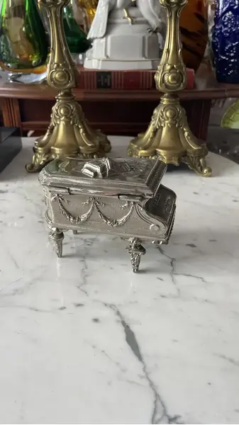 Foto de um(a) Antiga Caixa Joias Piano Metal Prateado Prata Art Nouveau, da categoria de Porta-Jóias. Caixa linda e especial, para quem gosta de peças exclusivas. Antiga e rara caixa decorativa porta joias em metal prateado.... Mostrado de uma perspectiva diferente. Vendido no marketplace Trésors.