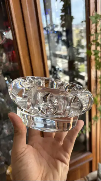 Foto de um(a) Antigo Cinzeiro Art Deco Para Charuto Cristal Orrefors, da categoria de Cinzeiros. ~ Orrefors ~ Aproximadamente 2kg de puro cristal sueco, de ótima qualidade, ricamente lapidado à mão, lindo brilho natural.... Mostrado de uma perspectiva diferente. Vendido no marketplace Trésors.