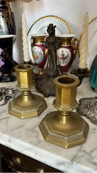 Foto de um(a) Antigo Par De Castiçais Vela Grossa Bronze Italiano Art Deco, da categoria de Castiçais. Simples e chique este antigo par de castiçais em bronze italiano com a base oitavada. São para velas mais largas (com... Mostrado de uma perspectiva diferente. Vendido no marketplace Trésors.