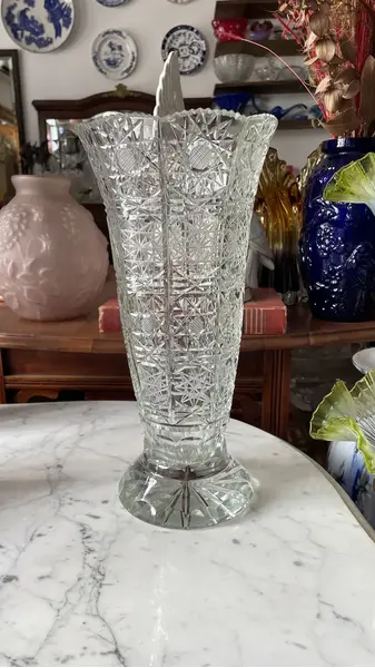 Foto de um(a) Antigo Grande Vaso Jarro Decorativo Cristal Tcheco Lapidado, da categoria de Vasos. Antigo e grande vaso decorativo em cristal translúcido com lindo brilho natural e primorosa lapidação manual. Peça alta,... Mostrado de uma perspectiva diferente. Vendido no marketplace Trésors.