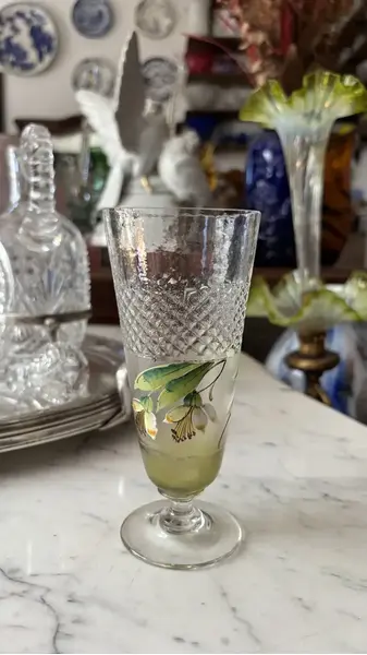 Foto de um(a) Antiga Taça Cálice Copo Tulipa Vidro Veneziano Art Nouveau, da categoria de Copos e taças. Antiga e fina taça em vidro artístico veneziano, pintada à mão. peça única. Altura 15cm. Mostrado de uma perspectiva diferente. Vendido no marketplace Trésors.