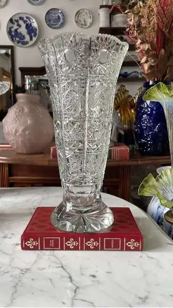 Foto de um(a) Antigo Grande Vaso Jarro Decorativo Cristal Tcheco Lapidado, da categoria de Vasos. Antigo e grande vaso decorativo em cristal translúcido com lindo brilho natural e primorosa lapidação manual. Peça alta,... Mostrado de uma perspectiva diferente. Vendido no marketplace Trésors.