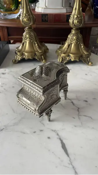 Foto de um(a) Antiga Caixa Joias Piano Metal Prateado Prata Art Nouveau, da categoria de Porta-Jóias. Caixa linda e especial, para quem gosta de peças exclusivas. Antiga e rara caixa decorativa porta joias em metal prateado.... Mostrado de uma perspectiva diferente. Vendido no marketplace Trésors.
