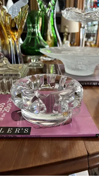 Foto de um(a) Antigo Cinzeiro Art Deco Para Charuto Cristal Orrefors, da categoria de Cinzeiros. ~ Orrefors ~ Aproximadamente 2kg de puro cristal sueco, de ótima qualidade, ricamente lapidado à mão, lindo brilho natural.... Mostrado de uma perspectiva diferente. Vendido no marketplace Trésors.