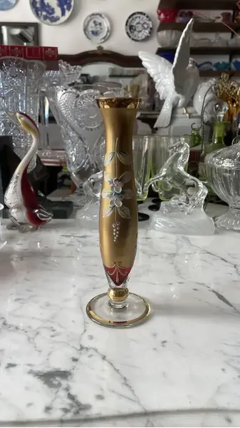 Foto de um(a) Antigo Vaso Solifleur Solitário Em Murano Veneziano Vermelho, da categoria de Vasos. ~ Venetian Glass ~Antigo solifleur artístico em cristal veneziano cor vermelho rubi, peça toda trabalhada à mão, decoração... Mostrado de uma perspectiva diferente. Vendido no marketplace Trésors.