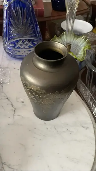 Foto de um(a) Antigo Vaso Jarro Oriental Japonês Bronze Decoração Floral, da categoria de Vasos. Antigo vaso oriental de origem japonesa em bronze com lindo trabalho floral cinzelado à mão. Medidas 21x14cmBoca 7cmPeso 900g. Mostrado de uma perspectiva diferente. Vendido no marketplace Trésors.