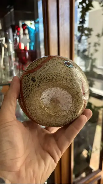 Foto de um(a) Antigo Pequeno Vaso Em Murano Italiano Millefiori Art Deco, da categoria de Vasos. Antigo e especial vasinho decorativo em Murano italiano tons de terracota, técnica texturizada de trabalho manual com flores... Mostrado de uma perspectiva diferente. Vendido no marketplace Trésors.