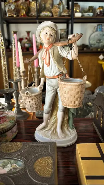Foto de um(a) Antiga Escultura Vaso Camponês Com Baldes Biscuit Francês, da categoria de Escultura. Antiga e linda escultura representando menino com baldes, ricamente moldado e pintado à mão em biscuit francês. Os baldes... Mostrado de uma perspectiva diferente. Vendido no marketplace Trésors.