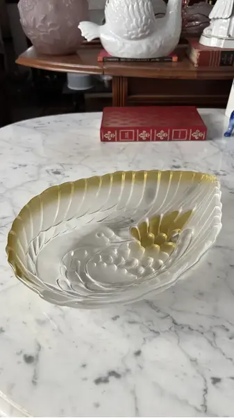 Foto de um(a) Antigo Centro De Mesa Saladeira Cisne Em Cristal Satiné, da categoria de Centro de mesa. ~ Walther Glass ~Para servir com elegância e personalidade. Belíssimo centro de mesa, fruteira ou saladeira em cristal... Mostrado de uma perspectiva diferente. Vendido no marketplace Trésors.