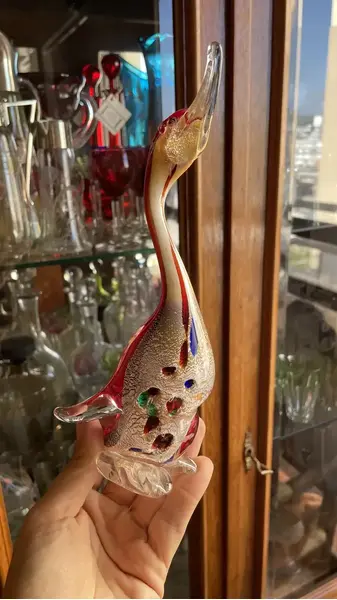 Foto de um(a) Antiga Escultura De Pato Murano Italiano Archimede Seguso, da categoria de Escultura. Antiga e belíssima escultura de pato em Murano italiano feito à mão, com pó de prata em sua composição. Design Archimede... Mostrado de uma perspectiva diferente. Vendido no marketplace Trésors.