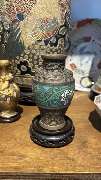 Foto de um(a) Antigo Raro Legítimo Vaso Chinês Oriental Bronze Cloisonné, da categoria de Vasos. Antigo e lindo vasinho em bronze Cloisonné, linda decoração esmaltada à mão ao redor da peça. Essa técnica de trabalho em... Mostrado de uma perspectiva diferente. Vendido no marketplace Trésors.