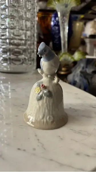 Foto de um(a) Antigo Sino Decorativo De Mesa Pássaro Em Porcelana Alemã, da categoria de Outros objetos decorativos. Antigo e gracioso sino decorativo em porcelana artística alemã, com linda figura de pássaro. Medidas 11x9cm. Mostrado de uma perspectiva diferente. Vendido no marketplace Trésors.