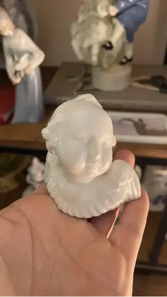 Foto de um(a) Antiga Escultura Bibelô Anjo Art Deco Em Porcelana Austríaca, da categoria de Escultura. Antigo, pequenino e delicado anjinho em porcelana artística austríaca, feito e moldado à mão. Marca da manufatura na base.... Mostrado de uma perspectiva diferente. Vendido no marketplace Trésors.