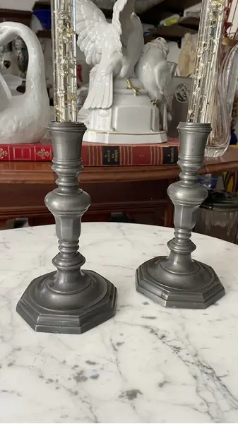 Foto de um(a) Antigo Par De Castiçal Candelabro Rústico Em Estanho, da categoria de Castiçais. Antigo par de castiçal em estanho trabalhado. Peças muito decorativas.Medidas 20x12cm cada. Mostrado de uma perspectiva diferente. Vendido no marketplace Trésors.