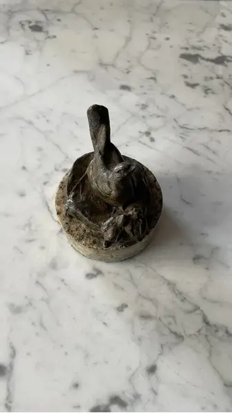 Foto de um(a) Antiga Pequena Escultura Ninho Pássaro Pétit Bronze Francês, da categoria de Escultura. Antiga pequena escultura decorativa e colecionável em pétit bronze francês representando ninho de pássaro com mãe... Mostrado de uma perspectiva diferente. Vendido no marketplace Trésors.