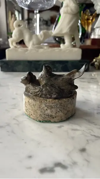 Foto de um(a) Antiga Pequena Escultura Ninho Pássaro Pétit Bronze Francês, da categoria de Escultura. Antiga pequena escultura decorativa e colecionável em pétit bronze francês representando ninho de pássaro com mãe... Mostrado de uma perspectiva diferente. Vendido no marketplace Trésors.
