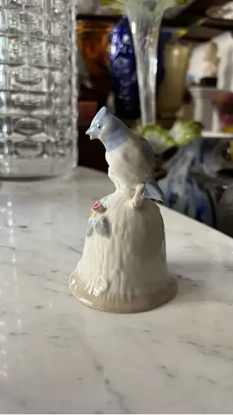 Foto de um(a) Antigo Sino Decorativo De Mesa Pássaro Em Porcelana Alemã, da categoria de Outros objetos decorativos. Antigo e gracioso sino decorativo em porcelana artística alemã, com linda figura de pássaro. Medidas 11x9cm. Mostrado de uma perspectiva diferente. Vendido no marketplace Trésors.