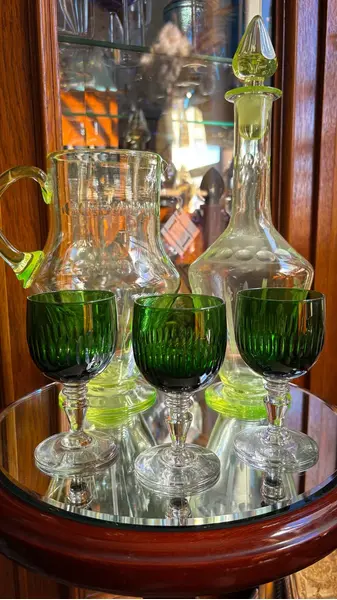 Foto de um(a) Antigo Trio De Taças Em Cristal Francês Verde Esmeralda, da categoria de Taças. Antigo trio de taças em cristal francês cor verde esmeralda. Lapidadas à mão.Medidas 11x6cm cada. Mostrado de uma perspectiva diferente. Vendido no marketplace Trésors.