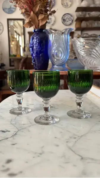 Foto de um(a) Antigo Trio De Taças Em Cristal Francês Verde Esmeralda, da categoria de Taças. Antigo trio de taças em cristal francês cor verde esmeralda. Lapidadas à mão.Medidas 11x6cm cada. Mostrado de uma perspectiva diferente. Vendido no marketplace Trésors.