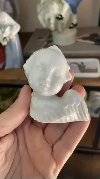 Foto de um(a) Antiga Escultura Bibelô Anjo Art Deco Em Porcelana Austríaca, da categoria de Escultura. Antigo, pequenino e delicado anjinho em porcelana artística austríaca, feito e moldado à mão. Marca da manufatura na base.... Mostrado de uma perspectiva diferente. Vendido no marketplace Trésors.