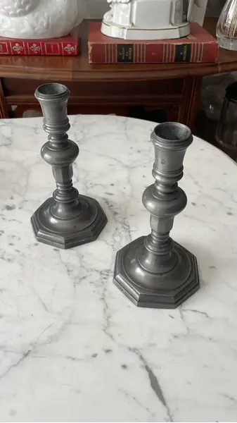 Foto de um(a) Antigo Par De Castiçal Candelabro Rústico Em Estanho, da categoria de Castiçais. Antigo par de castiçal em estanho trabalhado. Peças muito decorativas.Medidas 20x12cm cada. Mostrado de uma perspectiva diferente. Vendido no marketplace Trésors.