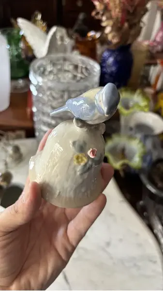Foto de um(a) Antigo Sino Decorativo De Mesa Pássaro Em Porcelana Alemã, da categoria de Outros objetos decorativos. Antigo e gracioso sino decorativo em porcelana artística alemã, com linda figura de pássaro. Medidas 11x9cm. Mostrado de uma perspectiva diferente. Vendido no marketplace Trésors.