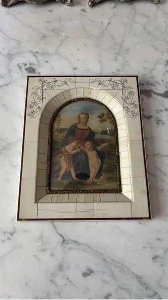 Foto de um(a) Antigo Raro Portrait Quadrinho Italiano Camafeu Vitoriano, da categoria de Pinturas. Antigo e raro portrait, quadrinho camafeu ricamente pintado à mão em folha de marfim. Peça italiana, toda original do início... Mostrado de uma perspectiva diferente. Vendido no marketplace Trésors.