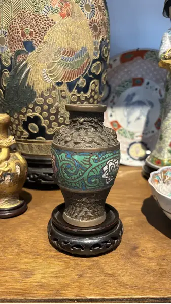 Foto de um(a) Antigo Raro Legítimo Vaso Chinês Oriental Bronze Cloisonné, da categoria de Vasos. Antigo e lindo vasinho em bronze Cloisonné, linda decoração esmaltada à mão ao redor da peça. Essa técnica de trabalho em... Mostrado de uma perspectiva diferente. Vendido no marketplace Trésors.