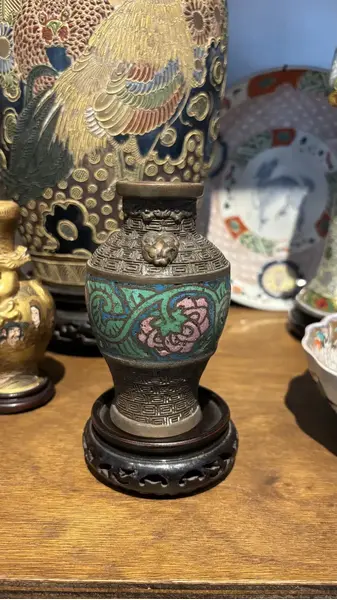 Foto de um(a) Antigo Raro Legítimo Vaso Chinês Oriental Bronze Cloisonné, da categoria de Vasos. Antigo e lindo vasinho em bronze Cloisonné, linda decoração esmaltada à mão ao redor da peça. Essa técnica de trabalho em... Mostrado de uma perspectiva diferente. Vendido no marketplace Trésors.