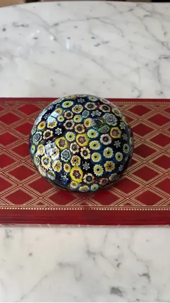 Foto de um(a) Antiga Esfera Peso De Papel Em Murano Italiano Millefiori, da categoria de Pesos de papel. ~ Millefiori ~ Murano italiano, significa “mil flores” Belíssimo peso de papel em Murano, ricamente feito à mão por mestres... Mostrado de uma perspectiva diferente. Vendido no marketplace Trésors.