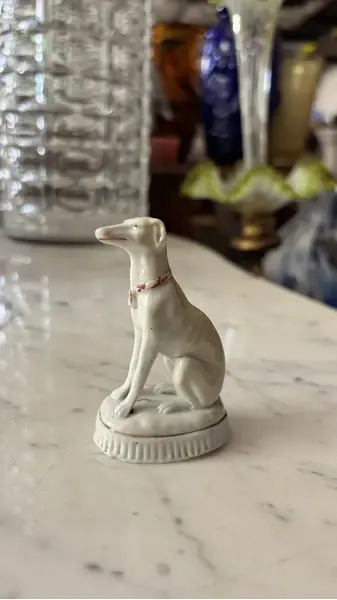 Foto de um(a) Antigo Bibelô Escultura Cachorro Galgo Em Porcelana Alemã, da categoria de Escultura. Antigo e gracioso bibelô decorativo em porcelana artística alemã, representando cão da raça galgo. Peca muito colecionável,... Mostrado de uma perspectiva diferente. Vendido no marketplace Trésors.