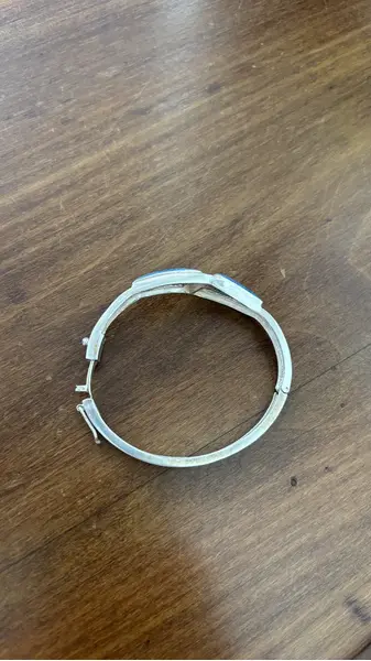 Foto de um(a) Antiga Pulseira Bracelete Art Deco Prata 925 Com Turquesa, da categoria de Outros colecionáveis. Lindíssima pulseira bracelete em prata de lei 925 com turquesa. Traços bem marcantes do período Art Deco. Peça vintage,... Mostrado de uma perspectiva diferente. Vendido no marketplace Trésors.