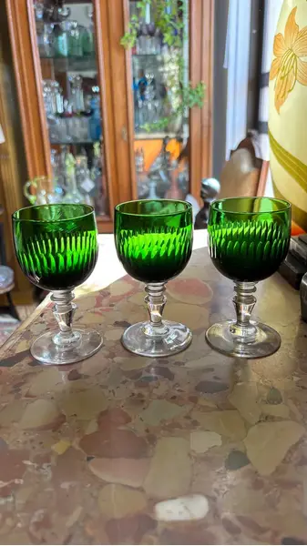 Foto de um(a) Antigo Trio De Taças Em Cristal Francês Verde Esmeralda, da categoria de Taças. Antigo trio de taças em cristal francês cor verde esmeralda. Lapidadas à mão.Medidas 11x6cm cada. Mostrado de uma perspectiva diferente. Vendido no marketplace Trésors.