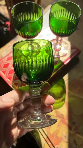 Foto de um(a) Antigo Trio De Taças Em Cristal Francês Verde Esmeralda, da categoria de Taças. Antigo trio de taças em cristal francês cor verde esmeralda. Lapidadas à mão.Medidas 11x6cm cada. Mostrado de uma perspectiva diferente. Vendido no marketplace Trésors.