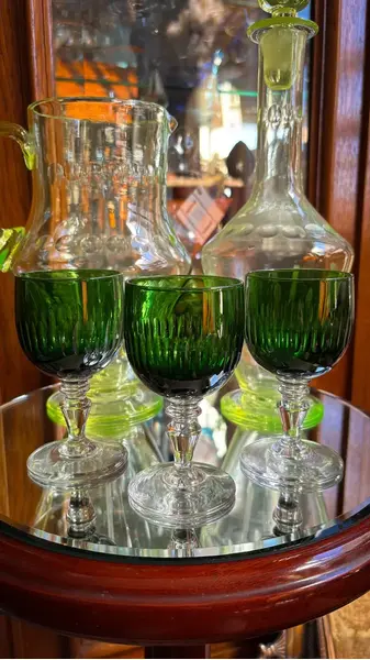 Foto de um(a) Antigo Trio De Taças Em Cristal Francês Verde Esmeralda, da categoria de Taças. Antigo trio de taças em cristal francês cor verde esmeralda. Lapidadas à mão.Medidas 11x6cm cada. Mostrado de uma perspectiva diferente. Vendido no marketplace Trésors.
