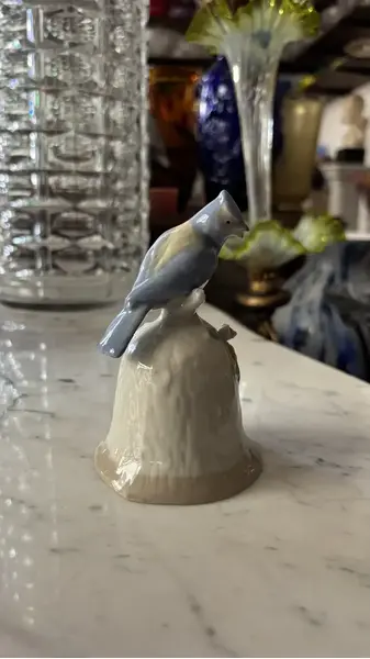 Foto de um(a) Antigo Sino Decorativo De Mesa Pássaro Em Porcelana Alemã, da categoria de Outros objetos decorativos. Antigo e gracioso sino decorativo em porcelana artística alemã, com linda figura de pássaro. Medidas 11x9cm. Mostrado de uma perspectiva diferente. Vendido no marketplace Trésors.
