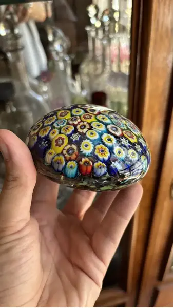 Foto de um(a) Antiga Esfera Peso De Papel Em Murano Italiano Millefiori, da categoria de Pesos de papel. ~ Millefiori ~ Murano italiano, significa “mil flores” Belíssimo peso de papel em Murano, ricamente feito à mão por mestres... Mostrado de uma perspectiva diferente. Vendido no marketplace Trésors.