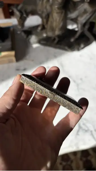 Foto de um(a) Antiga Caixinha Porta Cartões Cigarreira Em Bronze Francês, da categoria de Cigarreiras e piteiras. Antiga e rara caixinha porta cartões ou cigarreira em metal e bronze francês com curiosa decoração de aranha com pedras.... Mostrado de uma perspectiva diferente. Vendido no marketplace Trésors.