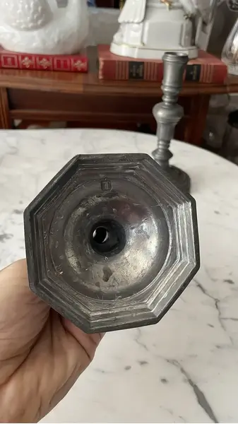Foto de um(a) Antigo Par De Castiçal Candelabro Rústico Em Estanho, da categoria de Castiçais. Antigo par de castiçal em estanho trabalhado. Peças muito decorativas.Medidas 20x12cm cada. Mostrado de uma perspectiva diferente. Vendido no marketplace Trésors.